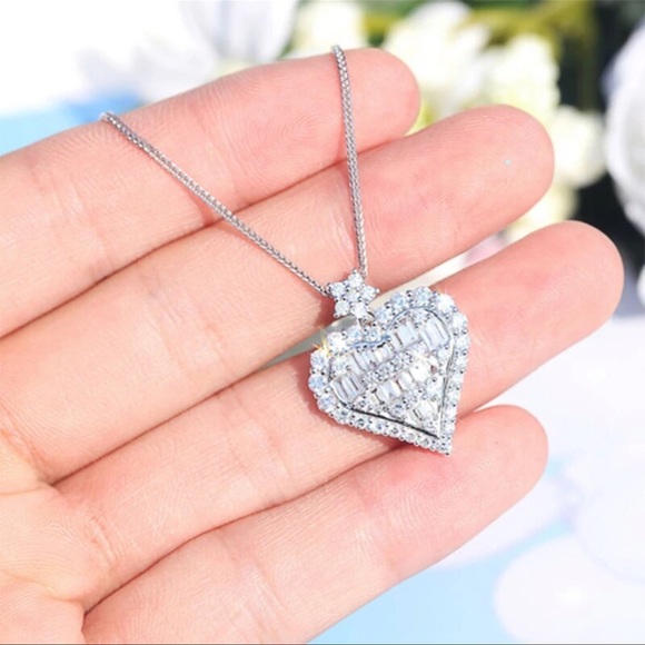 🎁 Silver Crystal Heart Necklace - Picture 7 of 7